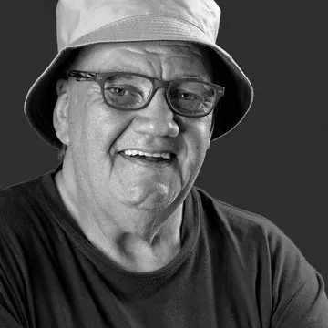 使用手機查看世界盃APP內容的人物示意圖